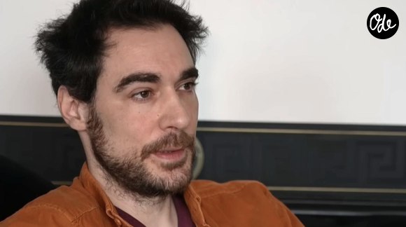 "Depuis que je me suis fait implanter, c'est l'horreur. Je n'arrive plus à manger depuis deux ans et demi maintenant. Je perds tous mes muscles, je ne peux bientôt plus marcher, je n'ai plus de hanches, je n'ai plus de quoi tenir mon dos, mon cou".

Arnaud Denis lors d'un reportage pour C à vous