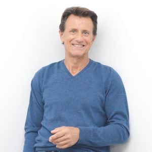 Sa famille y vit à plein temps, tandis que lui partage son temps entre Paris et ce havre de paix.

Exclusif - Vincent Perrot - Enregistrement de l'émission "Les grands du rire", présentée par K.Chéryl et B.Montiel, diffusée le 26 octobre sur C8
© Jack Tribeca / Bestimage