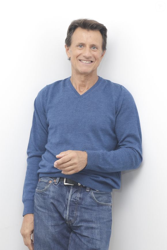 Sa famille y vit à plein temps, tandis que lui partage son temps entre Paris et ce havre de paix.

Exclusif - Vincent Perrot - Enregistrement de l'émission "Les grands du rire", présentée par K.Chéryl et B.Montiel, diffusée le 26 octobre sur C8
© Jack Tribeca / Bestimage
