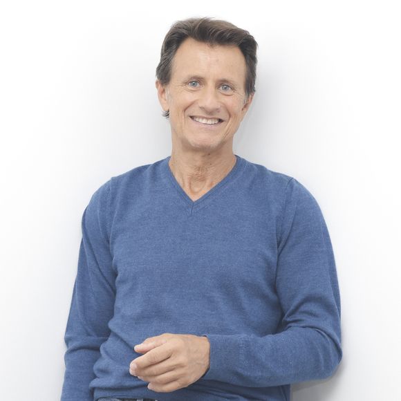 Sa famille y vit à plein temps, tandis que lui partage son temps entre Paris et ce havre de paix.

Exclusif - Vincent Perrot - Enregistrement de l'émission "Les grands du rire", présentée par K.Chéryl et B.Montiel, diffusée le 26 octobre sur C8
© Jack Tribeca / Bestimage