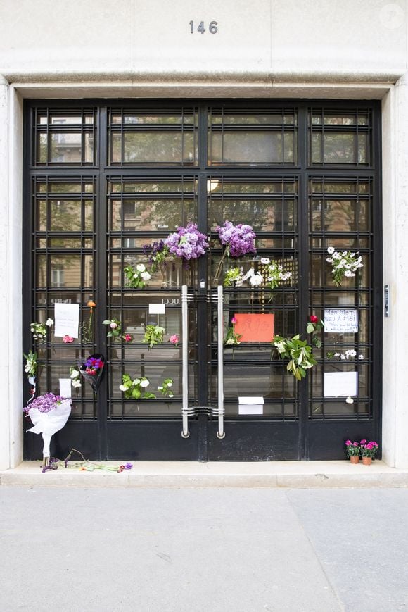 Exclusif - Devant l'immeuble ou est situé l'appartement que louait Christophe (Daniel Bevilacqua) et qui reste occupé, la porte d'entrée de l'immeuble est garnie de fleurs et de mots, malgré le confinement, les fans viennent témoigner et se recueillir - Paris le 18/04/2020 - © Jack Tribeca // Bestimage