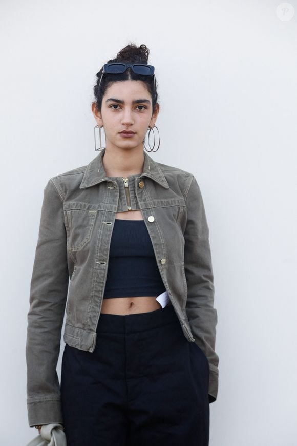 Interviewée par Le Monde en avril 2024, l'étudiante diplômée en psychologie a parlé de son engouement pour cette art qu'elle pratique dans un atelier situé à Montreuil.

Nina Zem - Les célébrités au photocall du défilé Jacquemus  pour la présentatation de la toute dernière collection “Le Raphia” au Bourget, Seine-Saint-Denis (93), France, le 12 décembre 2022. Habitué à ne pas suivre le calendrier de la Fashion Week de Paris, le designer a présenté sa toute dernière collection “Le Raphia” avec l'une une de ses couleurs favorites : le beige. © Veeren-Clovis/Bestimage