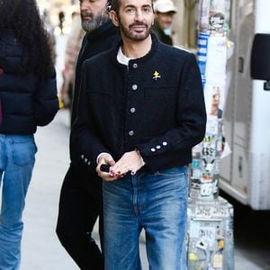 Marc Jacobs a fait une déclaration élégante dans le quartier de SoHo à Manhattan, en associant une veste cropped chic et un jean décontracté à une manucure remarquable. 
Backgrid USA / Bestimage