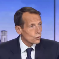 Un journaliste perd connaissance sur France 3 : la vidéo de son évacuation en plein direct