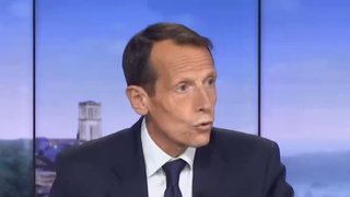 Un journaliste perd connaissance sur France 3 : la vidéo de son évacuation en plein direct