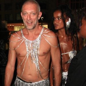 Cette passion lui permet de "voler" au-dessus de l’eau tout en sollicitant son corps de manière complète. 

L'acteur français Vincent Cassel, 57 ans, et sa petite amie, le mannequin Narah Baptista, 27 ans, sont arrivés avec des looks minimalistes au Baile da Arara, qui a eu lieu à Rio de Janeiro, mardi soir. Backgrid USA / Bestimage