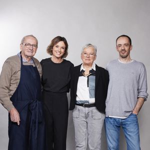 Exclusif -  Isabelle Ithurburu, ses parents Marie Madeleine, Auguste, Sebastien - Studio avec les artistes pour les surprises de l'enregistrement de l'émission "La chanson secrète N°14", présentée par N.Aliagas et diffusée le 26 décembre sur TF1, à Paris, France, le 9 décembre 2025. © Jacovides-Moreau/Bestimage
