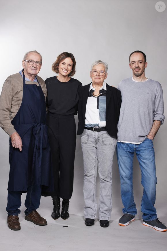 Exclusif -  Isabelle Ithurburu, ses parents Marie Madeleine, Auguste, Sebastien - Studio avec les artistes pour les surprises de l'enregistrement de l'émission "La chanson secrète N°14", présentée par N.Aliagas et diffusée le 26 décembre sur TF1, à Paris, France, le 9 décembre 2025. © Jacovides-Moreau/Bestimage