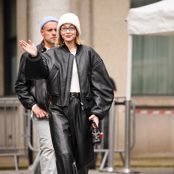 Gigi Hadid quitte le défilé Miu Miu lors de la Fashion Week de Paris (PFW), le 11 mars 2025.  (Backgrid USA / Bestimage).