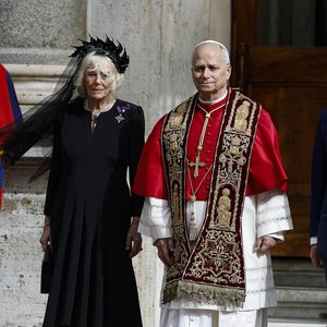 Le couple royal a été reçu par le pape Léon XIV.
Le roi Charles III d'Angleterre et Camilla Parker Bowles, reine consort d'Angleterre, quittent le pape Léon XIV après avoir assisté au service œcuménique dans la chapelle Sixtine au Vatican, le 23 octobre 2025. Photo par PA Photo/ Bestimage