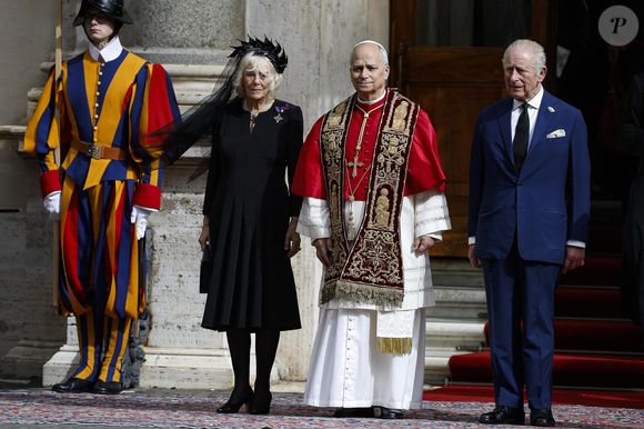 Le couple royal a été reçu par le pape Léon XIV.

Le roi Charles III d'Angleterre et Camilla Parker Bowles, reine consort d'Angleterre, quittent le pape Léon XIV après avoir assisté au service œcuménique dans la chapelle Sixtine au Vatican, le 23 octobre 2025. Photo par PA Photo/ Bestimage