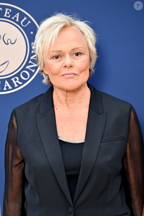 "Quand j’étais dehors, je buvais un litre de champagne minimum presque tous les soirs", a confié Muriel Robin.

Muriel Robin - 10ème édition du Gala de Charité de Patrick Mouratoglou à l'Académie Mouratoglou à Biot Sophia Antipolis, le 23 juin 2024. © Bruno Bebert/Bestimage