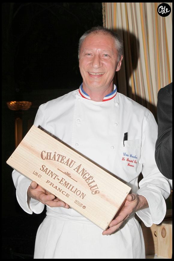 Le chef apprécie également cette relation entre trois générations, dont il estime que son fils peut tirer une véritable richesse.

Éric Frechon, chef 3 étoiles de l'Hôtel Bristol, lauréat 2012 des « Trois Coups de l'Angélus » — Remise des prix « Les Trois Coups de l'Angélus 2012 » au cours d'un dîner, dans les salons de l'Hôtel Bristol à Paris, pour la 6ᵉ année consécutive, le 19 mars 2012.