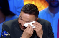 Invité sur le plateau de l'émission "La Boîte à secrets", Kamel Ouali n'a pu s'empêcher de fondre en larmes lorsqu'il a reçu un cadeau très émouvant de ses enfants.

Kamel Ouali dans "La Boite à secrets", France 3