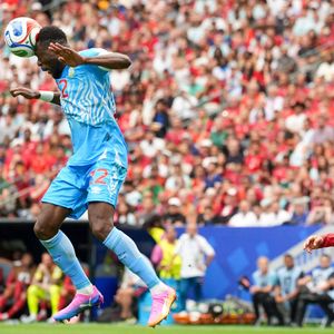 Chancel Mbemba (République démocratique du Congo), 22 ans, dégage le ballon de la tête en défense, sous le regard de Cristiano Ronaldo (Portugal), 7 ans. États-Unis, Coupe du monde de la FIFA, Portugal - République démocratique du Congo, Houston, 17 juin 2026, États-Unis, Coupe du monde de la FIFA, Portugal contre RD Congo, Houston, 17 juin 2026, Houston : Chancel Mbemba (RD Congo, n° 22) dégage le ballon de la tête en défense, sous le regard de Cristiano Ronaldo (Portugal, n° 7). États-Unis, Coupe du monde de la FIFA, Portugal - RD Congo, Houston, 17 juin 2026, États-Unis, Coupe du monde de la FIFA, Portugal - RD Congo, Houston, 17 juin 2026, Houston,detected_source_languageImago/PsnewZ/Bestimage
