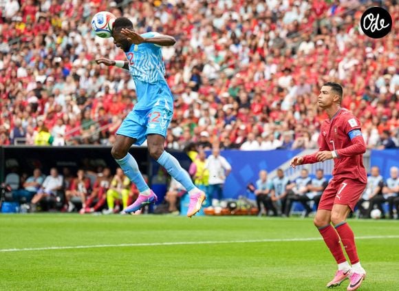 Chancel Mbemba (République démocratique du Congo), 22 ans, dégage le ballon de la tête en défense, sous le regard de Cristiano Ronaldo (Portugal), 7 ans. États-Unis, Coupe du monde de la FIFA, Portugal - République démocratique du Congo, Houston, 17 juin 2026, États-Unis, Coupe du monde de la FIFA, Portugal contre RD Congo, Houston, 17 juin 2026, Houston : Chancel Mbemba (RD Congo, n° 22) dégage le ballon de la tête en défense, sous le regard de Cristiano Ronaldo (Portugal, n° 7). États-Unis, Coupe du monde de la FIFA, Portugal - RD Congo, Houston, 17 juin 2026, États-Unis, Coupe du monde de la FIFA, Portugal - RD Congo, Houston, 17 juin 2026, Houston,detected_source_languageImago/PsnewZ/Bestimage