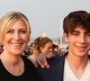 Car l'ex-épouse de Patrick Bruel a également partagé de tendres selfies mère-fils, dont une jolie photo de l'enfance de Léon en noir et blanc et un cliché très décalé où le duo pose en combinaisons fantaisistes à capuches.

Amanda Sthers et Léon Hesby sur le tapis rouge du prix du court métrage lors du 37ème festival du film de Cabourg (37ème journées romantiques), à Cabourg, France. © Coadic Guirec/Bestimage