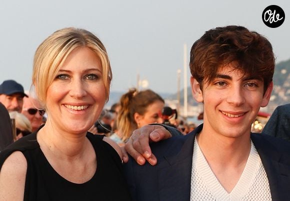 Car l'ex-épouse de Patrick Bruel a également partagé de tendres selfies mère-fils, dont une jolie photo de l'enfance de Léon en noir et blanc et un cliché très décalé où le duo pose en combinaisons fantaisistes à capuches.

Amanda Sthers et Léon Hesby sur le tapis rouge du prix du court métrage lors du 37ème festival du film de Cabourg (37ème journées romantiques), à Cabourg, France. © Coadic Guirec/Bestimage