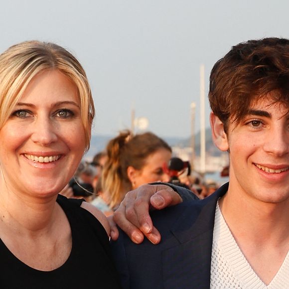Car l'ex-épouse de Patrick Bruel a également partagé de tendres selfies mère-fils, dont une jolie photo de l'enfance de Léon en noir et blanc et un cliché très décalé où le duo pose en combinaisons fantaisistes à capuches.

Amanda Sthers et Léon Hesby sur le tapis rouge du prix du court métrage lors du 37ème festival du film de Cabourg (37ème journées romantiques), à Cabourg, France. © Coadic Guirec/Bestimage