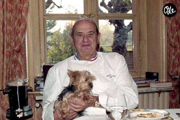 Archives - Paul Bocuse et son chien dans son restaurant a Collonges-au-Mont-d'Or. Le 2 decembre 2001 JEAN-CLAUDE WOESTELANDT / BESTIMAGE