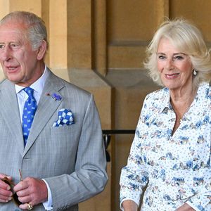 Buckingham Palace, résidence de 775 pièces, est actuellement en pleine rénovation d’envergure estimée à 369 millions de livres.

Déambulation d'Emmanuel Macron, président de la République Française, et de la Première dame Brigitte Macron, dans les jardins du château de Windsor avec le roi Charles III d'Angleterre et Camilla Parker Bowles, reine consort. 
© Jeanne Accorsini / Pool / Bestimage