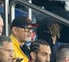 Jaden Smith et Christian Louboutin étaient également de la partie
Roschdy Zem et son fils Chad Zem, Christian Louboutin et Jaden Smith - Célébrités des les tribunes lors du match aller du quart de finale de Ligue des champions entre le PSG et Aston Villa (3-1) au Parc des Princes à Paris le 9 avril 2025. © Cyril Moreau/Bestimage