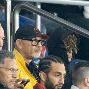 Jaden Smith et Christian Louboutin étaient également de la partie

Roschdy Zem et son fils Chad Zem, Christian Louboutin et Jaden Smith - Célébrités des les tribunes lors du match aller du quart de finale de Ligue des champions entre le PSG et Aston Villa (3-1) au Parc des Princes à Paris le 9 avril 2025. © Cyril Moreau/Bestimage