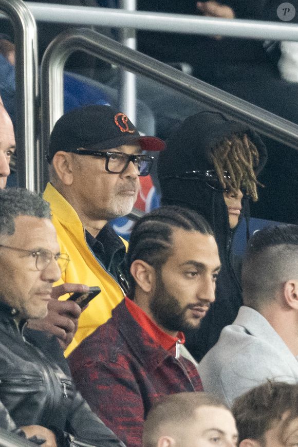 Jaden Smith et Christian Louboutin étaient également de la partie

Roschdy Zem et son fils Chad Zem, Christian Louboutin et Jaden Smith - Célébrités des les tribunes lors du match aller du quart de finale de Ligue des champions entre le PSG et Aston Villa (3-1) au Parc des Princes à Paris le 9 avril 2025. © Cyril Moreau/Bestimage