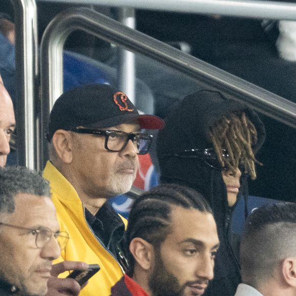 Jaden Smith et Christian Louboutin étaient également de la partie

Roschdy Zem et son fils Chad Zem, Christian Louboutin et Jaden Smith - Célébrités des les tribunes lors du match aller du quart de finale de Ligue des champions entre le PSG et Aston Villa (3-1) au Parc des Princes à Paris le 9 avril 2025. © Cyril Moreau/Bestimage