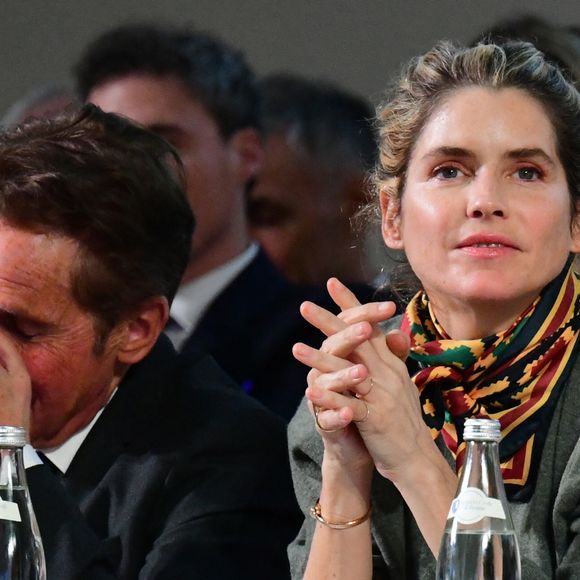 Alain Suguenot, maire de Beaune, et Alice Taglioni lors de la 165e vente aux enchères des Hospices de Beaune, le 16 novembre 2025. © Romain Doucelin / Bestimage