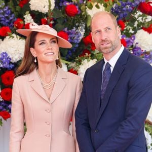 Kate et William ont retrouvé le sourire !

Le prince William, prince de Galles, et Catherine (Kate) Middleton, princesse de Galles - Le roi Charles III d'Angleterre et Camilla Parker Bowles, reine consort d'Angleterre, accueillent le couple présidentiel français le président Emmanuel Macron et sa femme la Première Dame Brigitte Macron sur Datchet road à Windsor, Royaume Uni.. © Dominique Jacovides/Bestimage