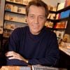 L'acteur français Bernard Giraudeau fait la promotion de son livre 'Les Hommes a Terre' pendant le Salon du Livre de Paris, Porte de Versailles, à Paris, France, le 19 mars 2006. Photo by Bruno Klein/ABACAPRESS.COM