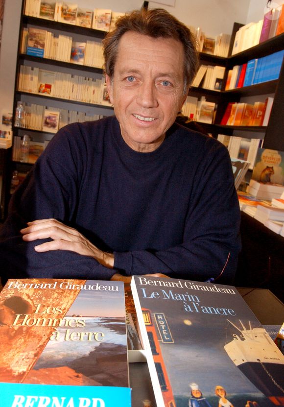 L'acteur français Bernard Giraudeau fait la promotion de son livre 'Les Hommes a Terre' pendant le Salon du Livre de Paris, Porte de Versailles, à Paris, France, le 19 mars 2006. Photo by Bruno Klein/ABACAPRESS.COM