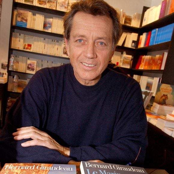 L'acteur français Bernard Giraudeau fait la promotion de son livre 'Les Hommes a Terre' pendant le Salon du Livre de Paris, Porte de Versailles, à Paris, France, le 19 mars 2006. Photo by Bruno Klein/ABACAPRESS.COM