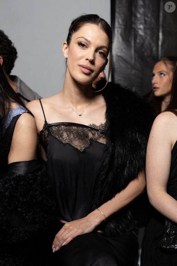 Iris Mittenaere au Front Row du défilé Vaillant Collection Femme Prêt-à-Porter Automne/Hiver 2026-2027 lors de la Fashion Week de Paris (PFW) au palais de Tokyo, à Paris, France, le 6 mars 2026. © Julien Sarkissian/Bestimage