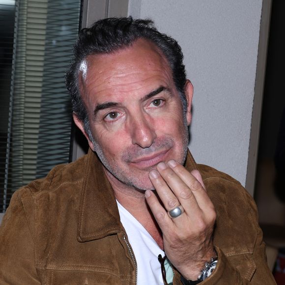 Jean Dujardin - Vernissage de l'exposition photos et du livre "La Boxe fait son cinéma" à l’hôtel Brach à Paris le 23 Septembre 2025. Ces clichés rendent hommage à plus de cinquante acteurs immortalisés dans des scènes où le noble art rencontre le 7ème art. © Denis Guignebourg/Bestimage