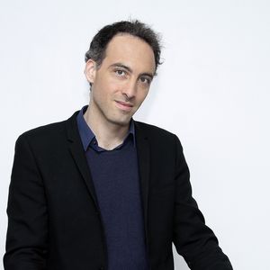 Beau gosse élancé, le compagnon de Léa Salamé a parcouru le monde.

Raphaël Glucksmann quitte France Inter pour se consacrer à son parti - Exclusif - Raphaël Glucksmann pose à Paris le 19 mars 2015.