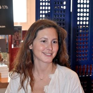 L'écrivaine française Justine Levy signe des copies de son livre 'Mauvaise Fille' aux Galeries Lafayette à Paris, France, le 3 octobre 2009. Photo by Morgan Dessalles/ABACAPRESS.COM