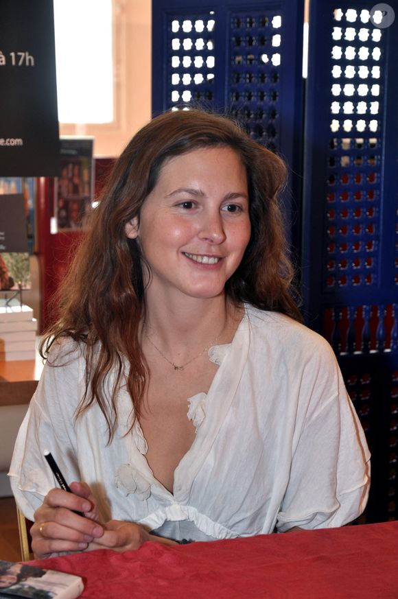 L'écrivaine française Justine Levy signe des copies de son livre 'Mauvaise Fille' aux Galeries Lafayette à Paris, France, le 3 octobre 2009. Photo by Morgan Dessalles/ABACAPRESS.COM