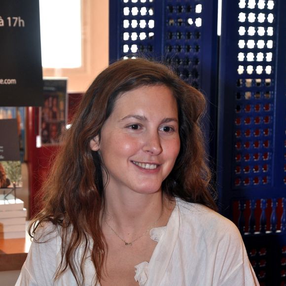 L'écrivaine française Justine Levy signe des copies de son livre 'Mauvaise Fille' aux Galeries Lafayette à Paris, France, le 3 octobre 2009. Photo by Morgan Dessalles/ABACAPRESS.COM