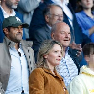 Jamel Debbouze avec son fils Léon, Anne Marivin avec son fils Léonard, Marc Ladreit de Lacharrière, dans les tribunes lors du match de Ligue 1 "PSG - Metz (5-0)" au Parc des Princes, le 21 mai 2022.