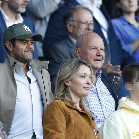 Jamel Debbouze avec son fils Léon, Anne Marivin avec son fils Léonard, Marc Ladreit de Lacharrière, dans les tribunes lors du match de Ligue 1 "PSG - Metz (5-0)" au Parc des Princes, le 21 mai 2022.