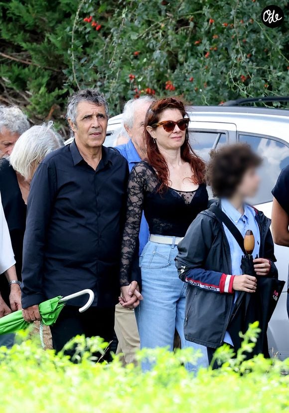 Il estime que son rôle de père, notamment auprès de son fils Léonard, a pris le dessus.

Julien Clerc, sa femme Hélène Grémillon et leur fils Léonard Clerc aux obsèques civiles du journaliste Gérard Leclerc au cimetière des Trois-Moutiers à Loudun, dans la Vienne, France, le 24 août 2023.

© Dominique Jacovides/Bestimage