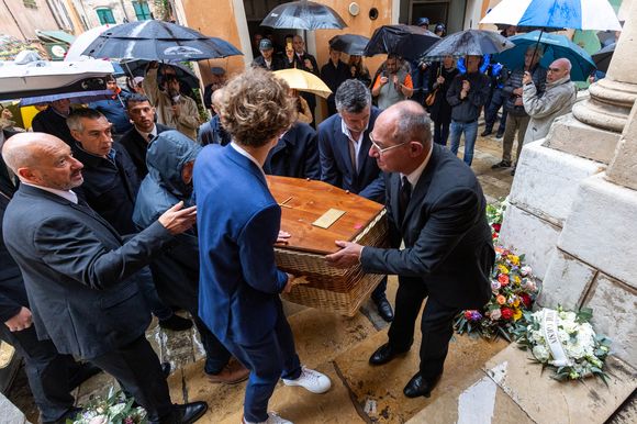 Exclusif - Obsèques de Patrice de Colmont, propriétaire du Club 55, en l'Eglise de Saint-Tropez, le 20 octobre 2025. 
© Florian Escoffier / Nice Matin / Bestimage