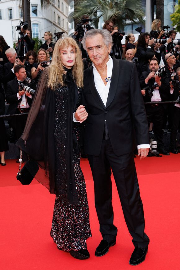 Arielle Dombasle, Bernard-Henri Lévy - Montée des marches du film « Partir un jour » pour la cérémonie d’ouverture du 78ème Festival International du Film de Cannes, au Palais des Festivals à Cannes. Le 13 mai 2025
© Jacovides-Moreau / Bestimage