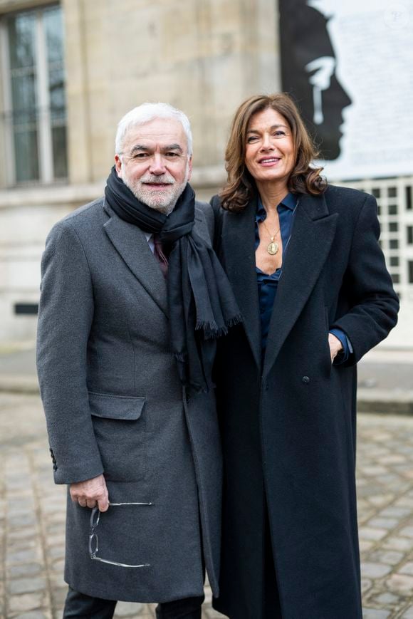 Le futur journaliste a même reçu l'extrême-onction avant d'être hospitalisé durant un mois à Nantes.

Pascal Praud et sa compagne Catherine Bancarel - Mariage civil de Georges Fenech et Amélie Leperre-Dimeglio à la mairie du 16ème arrondissement de Paris le 31 janvier 2026.
© Pierre Perusseau / Bestimage