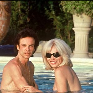 Archives — Amanda Lear dans la piscine de sa villa de Saint-Rémy-de-Provence pour fêter l’anniversaire de son mari Alain-Philippe Malagnac.