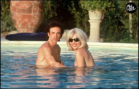 Archives — Amanda Lear dans la piscine de sa villa de Saint-Rémy-de-Provence pour fêter l’anniversaire de son mari Alain-Philippe Malagnac.