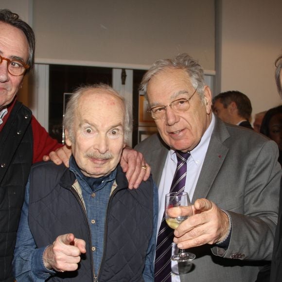 Popeck, âgé de 90 ans, a donné son ultime spectacle et annonce publiquement son intention de ne plus monter sur scène.

Philippe Lavil, Popeck, Michel Chevalet et Philippe Chevalier - Soirée de lancement du livre "Tweets Post mortem" de Jeff Domenech et départ en retraite de France Télévisions de Daniel Lauclair à Paris, France.  © Baldini-Guignebourg/Bestimage