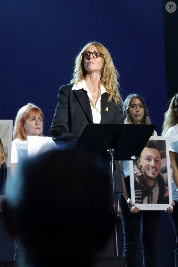 Sandrine Kiberlain lors d'une cérémonie organisée par le Conseil des institutions juives de France (CRIF) en hommage aux victimes des attentats du Hamas du 7 octobre 2023 contre Israël, à l'occasion du premier anniversaire de l'événement, à Paris, le 7 octobre 2024. 

© Jack Tribeca / Bestimage